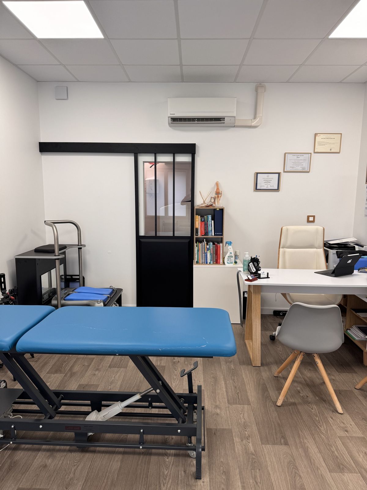 Bureau de consultation et table d'examen