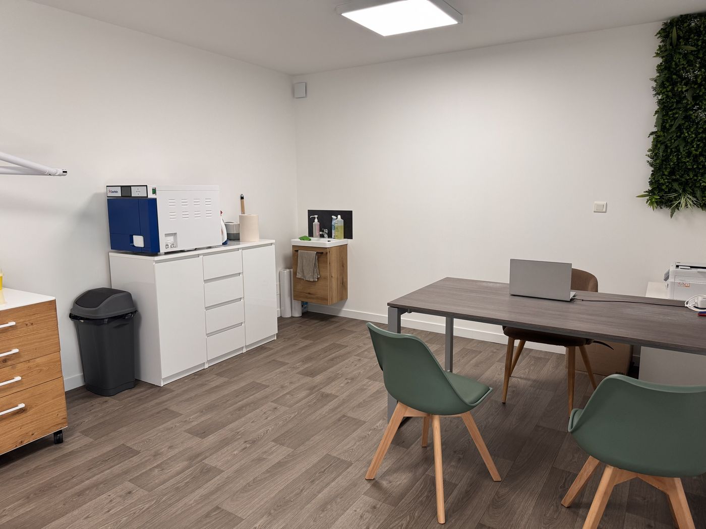 Salle de soins avec stérilisateur